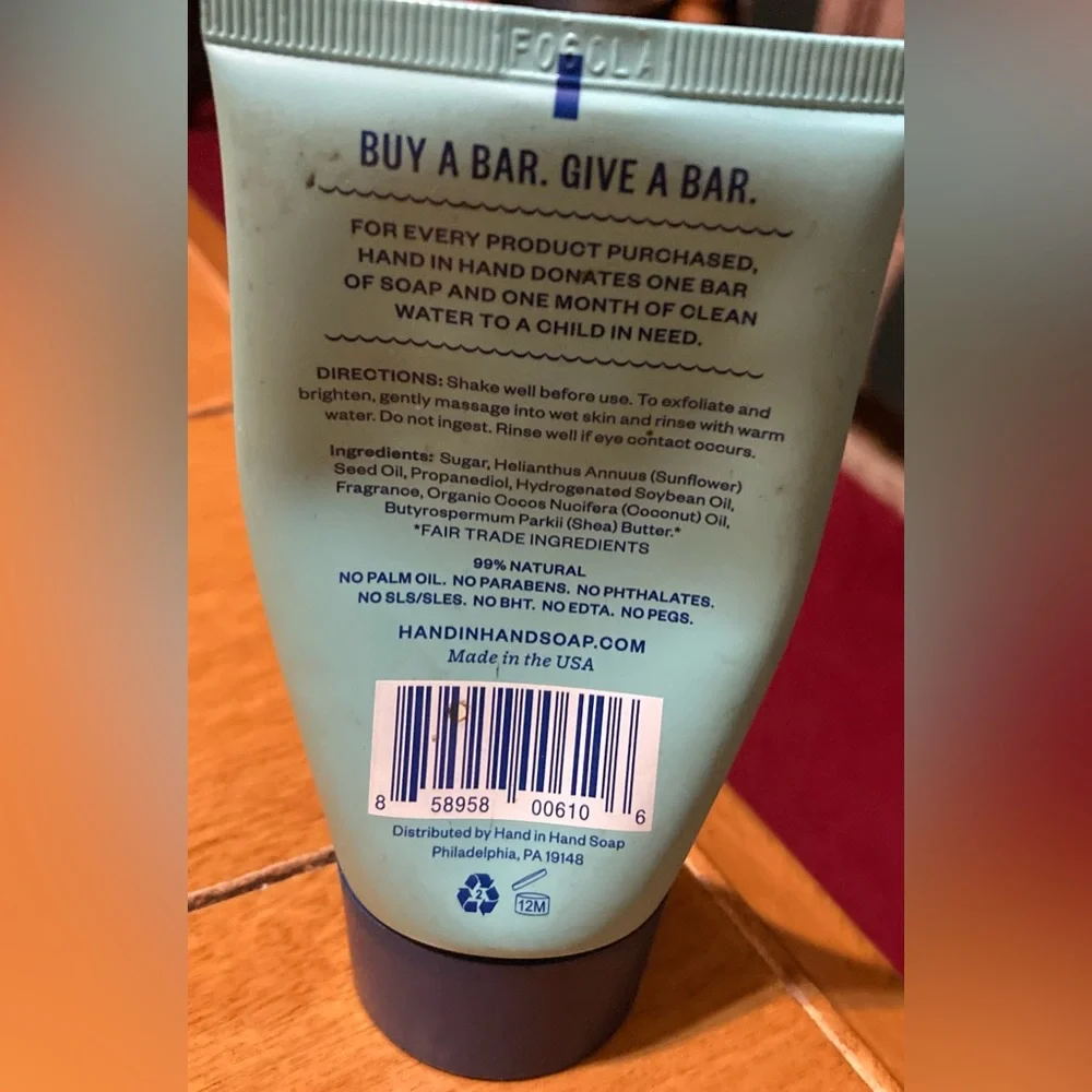 NWT Hand In Hand 2 oz Bottles Of Sugar Scrub and Body Wash